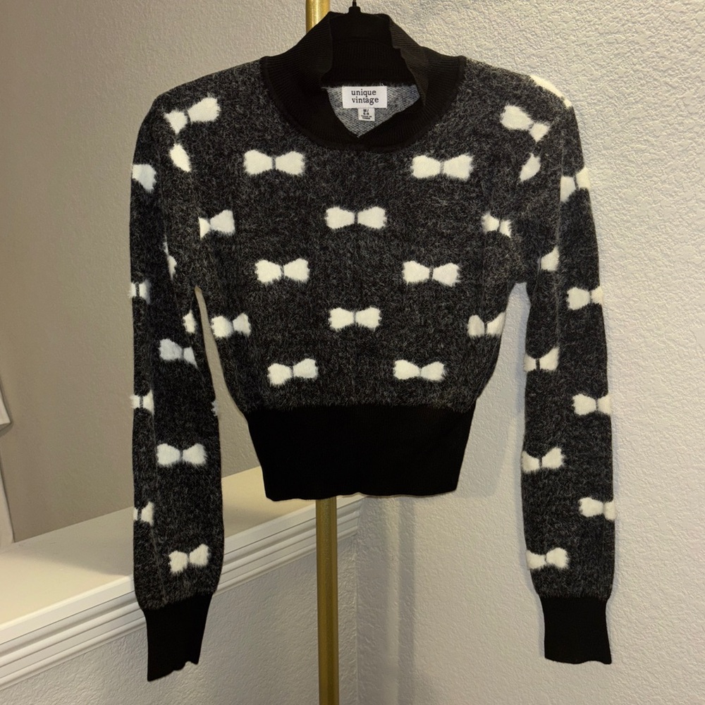 Unique Vintage Black and White Bow Sweater